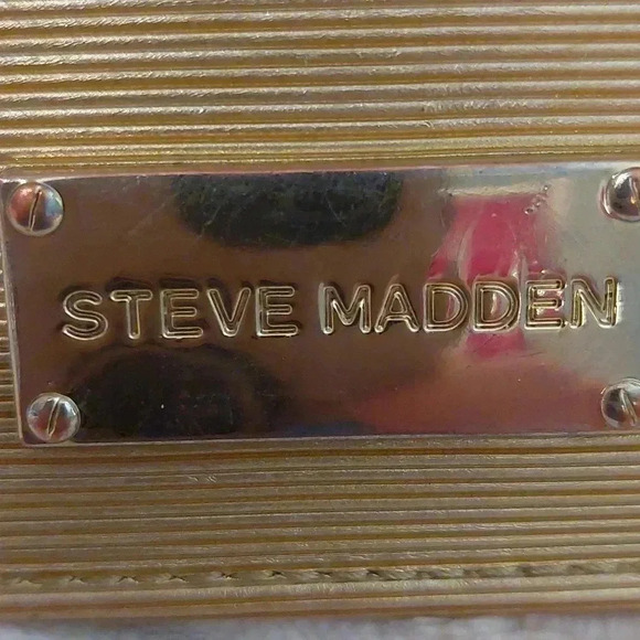 EUC STEVE MADDEN GOLD WRISTLET WALLET - Picture 2 of 9